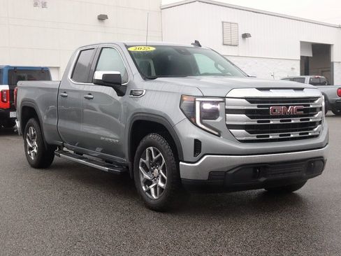 New 2025 GMC Sierra 1500 SLE image 3