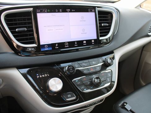 Used 2024 Chrysler Pacifica Touring-L image 7