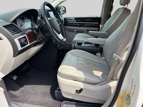 Used 2010 Chrysler Town & Country Touring Plus FWD image 8