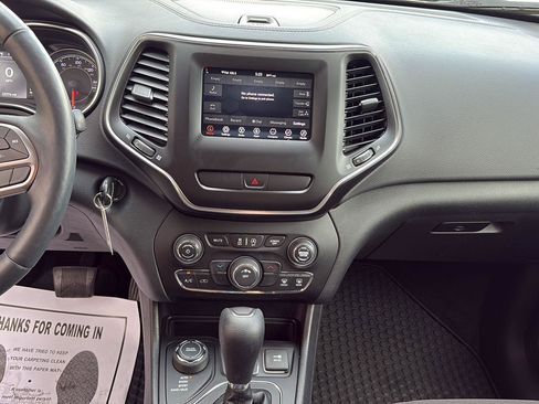 Used 2019 Jeep Cherokee Latitude w/ Cold Weather Group AWD/4WD image 12