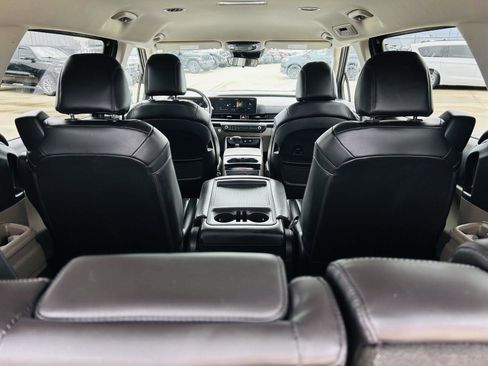 Used 2025 Kia Carnival FWD image 27