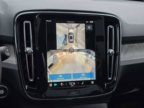 Used 2025 Volvo XC40 B5 Plus image 23