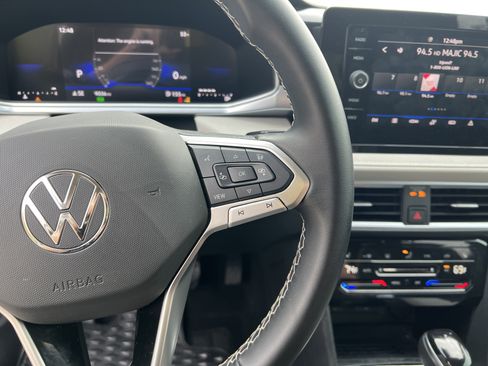 Certified 2025 Volkswagen Taos SE image 19