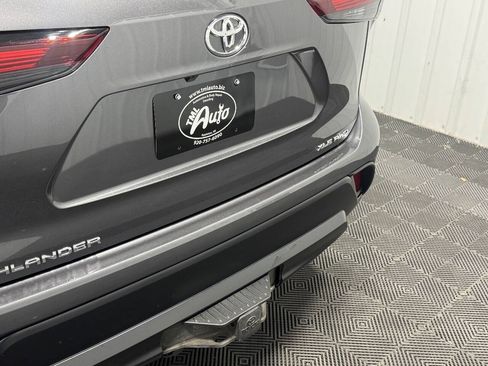 Used 2024 Toyota Highlander XLE AWD/4WD image 3
