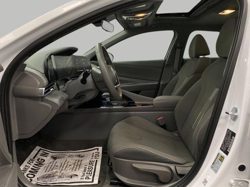 Used 2025 Hyundai Elantra SEL image 31