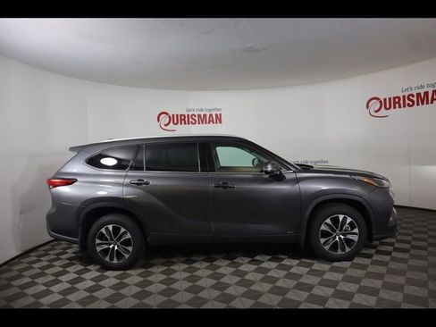 Used 2022 Toyota Highlander XLE AWD/4WD image 11