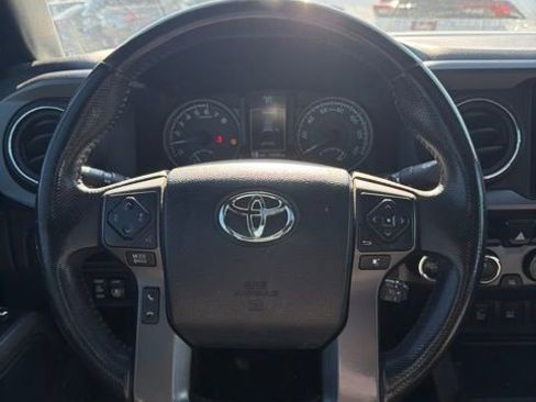 Used 2017 Toyota Tacoma TRD Off-Road AWD/4WD image 14