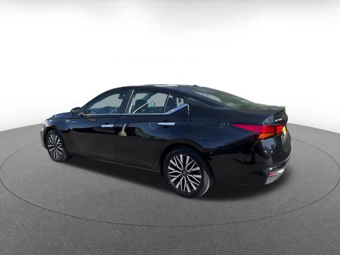 Used 2025 Nissan Altima 2.5 SV FWD image 10