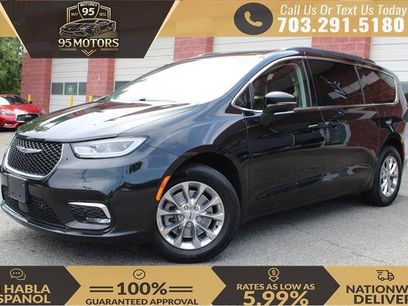 Used 2022 Chrysler Pacifica Touring-L w/ Uconnect Theater Family Group
