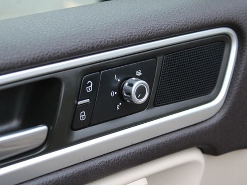 Used 2014 Volkswagen Touareg Hybrid image 23