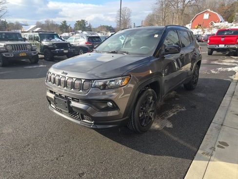 Used 2022 Jeep Compass Altitude w/ Convenience Group image 3