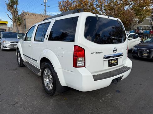 Used 2011 Nissan Pathfinder LE w/ Navigation Pkg image 7