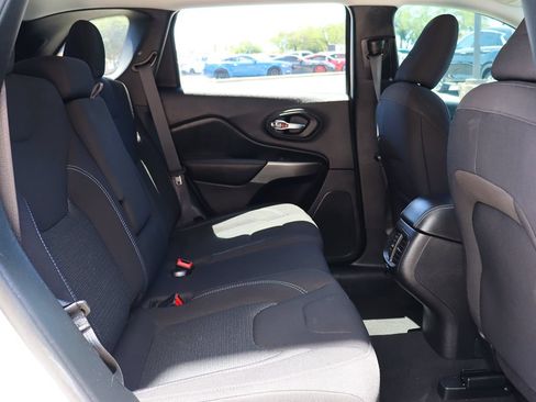 Used 2020 Jeep Cherokee Latitude FWD image 27