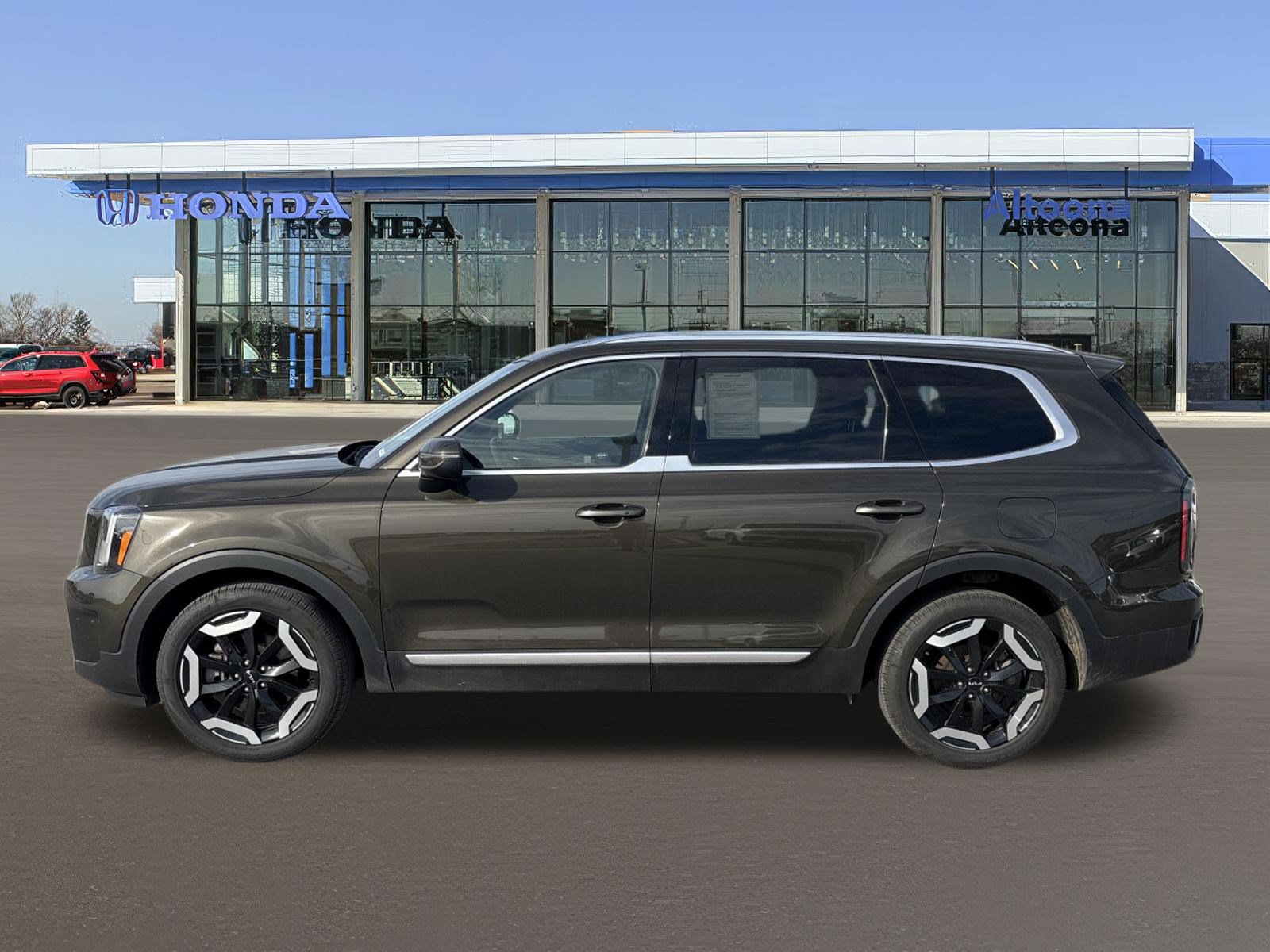 Used 2024 Kia Telluride EX w/ EX Captain's Chair Package AWD/4WD image 2