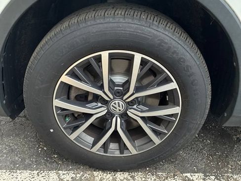 Used 2020 Volkswagen Tiguan SE w/ 3rd Row Seat Package AWD/4WD image 13