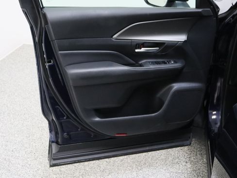Certified 2025 Toyota Grand Highlander FWD image 12