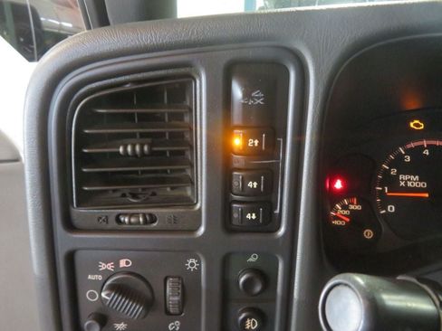 Used 2004 Chevrolet Silverado 2500 LS w/ Skid Plate Package AWD/4WD image 39
