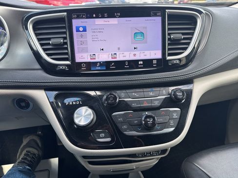 Used 2022 Chrysler Pacifica Touring-L FWD image 10