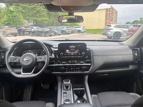 Used 2025 Nissan Pathfinder SV AWD/4WD image 36