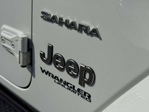 Used 2021 Jeep Wrangler Unlimited Sahara w/ Dual Top Group AWD/4WD image 10