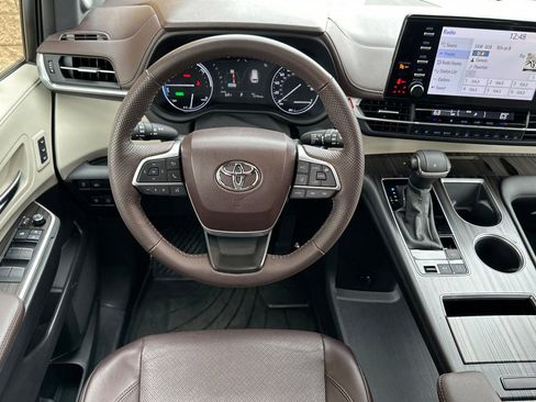 Used 2024 Toyota Sienna Platinum image 16
