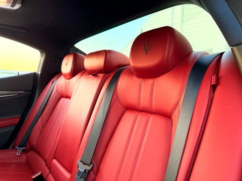 Used 2018 Maserati Ghibli GranSport image 33