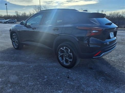 Used 2025 Chevrolet Trax LT w/ LT Convenience Package image 24