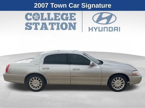 Used 2007 Lincoln Town Car Signature image 2