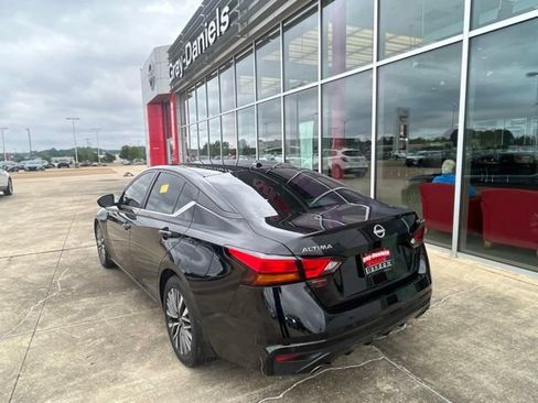 Used 2024 Nissan Altima 2.5 SV w/ SV Premium Package FWD image 2
