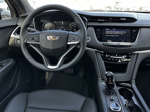 New 2025 Cadillac XT6 Luxury image 10