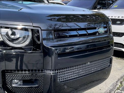 Used 2025 Land Rover Defender 130 X-Dynamic SE image 32