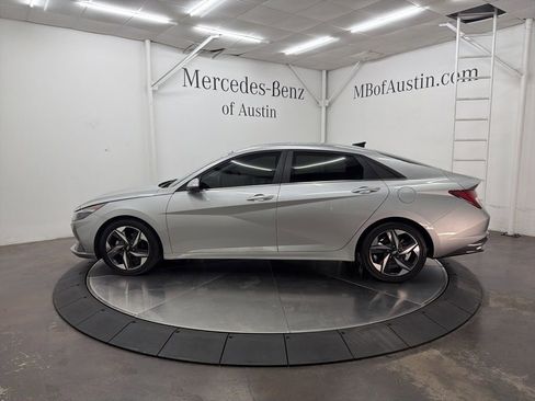 Used 2021 Hyundai Elantra SEL w/ Convenience + Premium Package FWD image 4