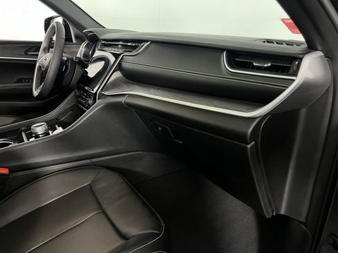 Used 2024 Jeep Grand Cherokee Limited w/ Luxury Tech Group II image 33