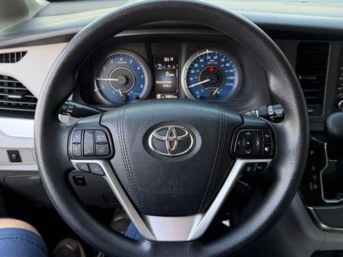 Used 2018 Toyota Sienna LE FWD image 32