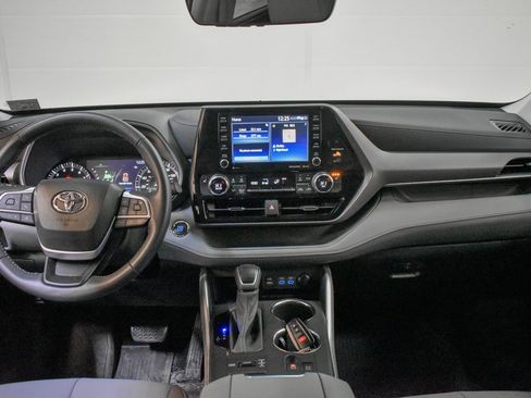 Used 2022 Toyota Highlander XLE image 11