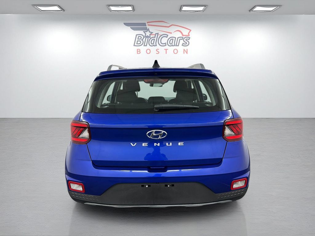 Used 2022 Hyundai Venue FWD image 5