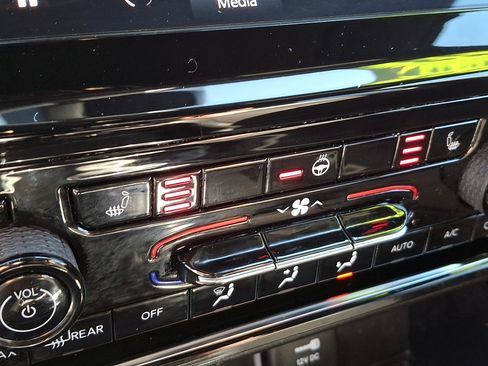 Used 2023 Jeep Grand Cherokee L Altitude image 24