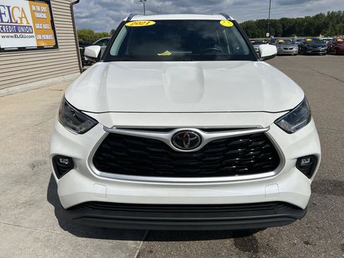 Used 2021 Toyota Highlander XLE AWD/4WD image 2