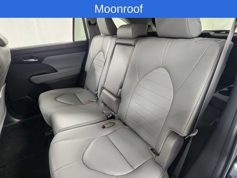 Used 2024 Toyota Highlander XLE AWD/4WD image 11
