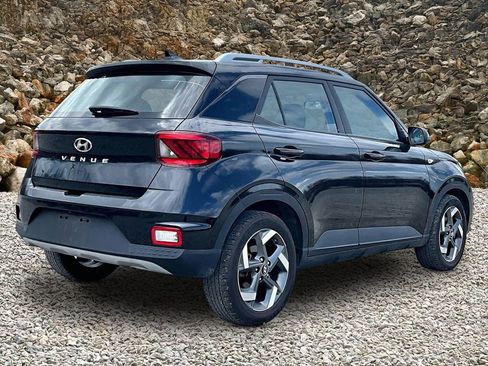 Used 2022 Hyundai Venue SEL FWD image 2