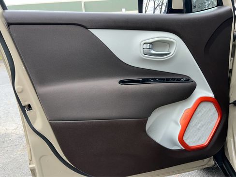 Used 2016 Jeep Renegade Latitude w/ Safety & Security Group image 17