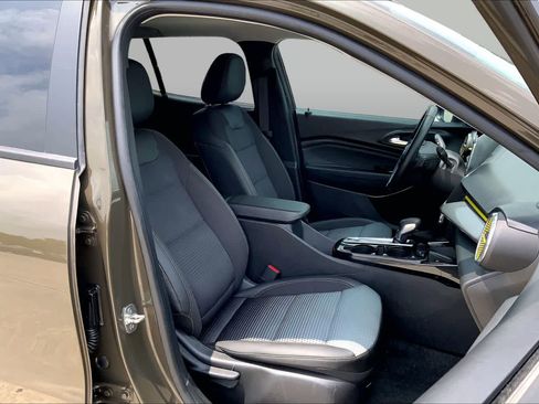 Certified 2024 Chevrolet Trax LT w/ Sunroof Package FWD image 9