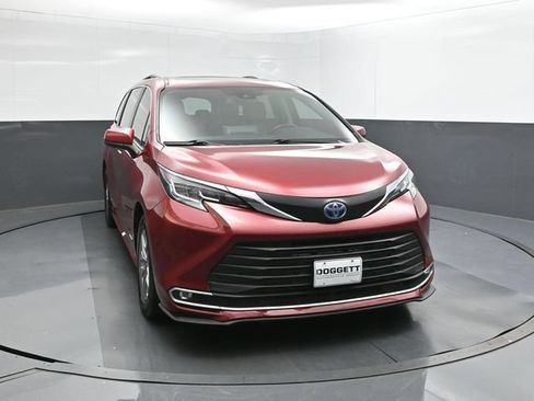 Used 2021 Toyota Sienna XLE FWD image 22