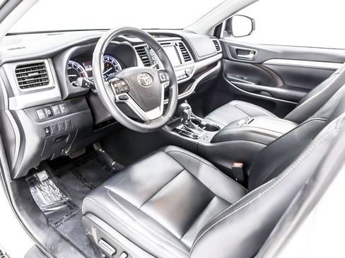 Used 2019 Toyota Highlander XLE AWD/4WD image 27