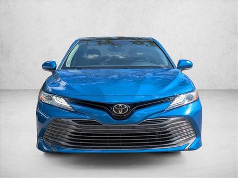 Used 2019 Toyota Camry XLE FWD image 2
