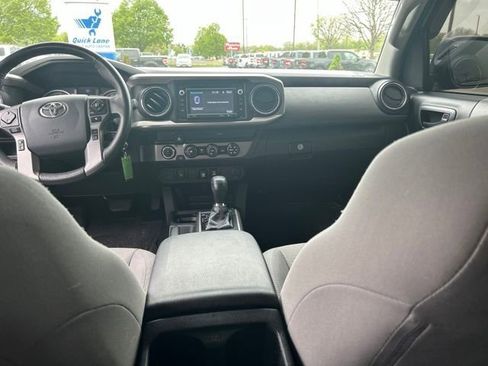Used 2019 Toyota Tacoma SR5 AWD/4WD image 16