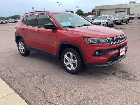 Used 2023 Jeep Compass Latitude w/ Convenience Group AWD/4WD image 4