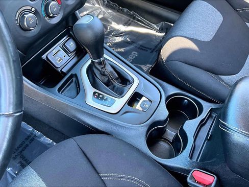Used 2017 Jeep Cherokee Sport FWD image 16