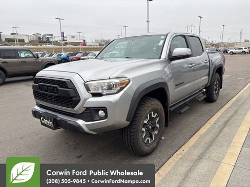 Used 2017 Toyota Tacoma TRD Off-Road image 3