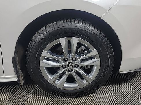 Used 2025 Toyota Sienna XLE w/ XLE Plus Package image 3